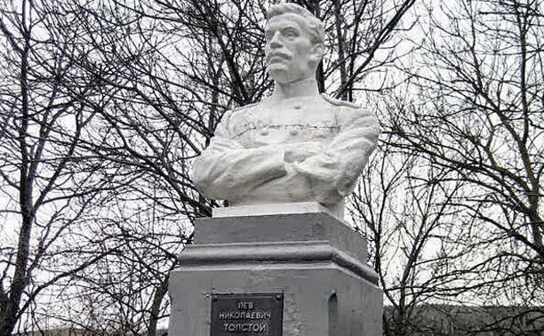 14 декабря: в Крыму разбили памятник Толстому