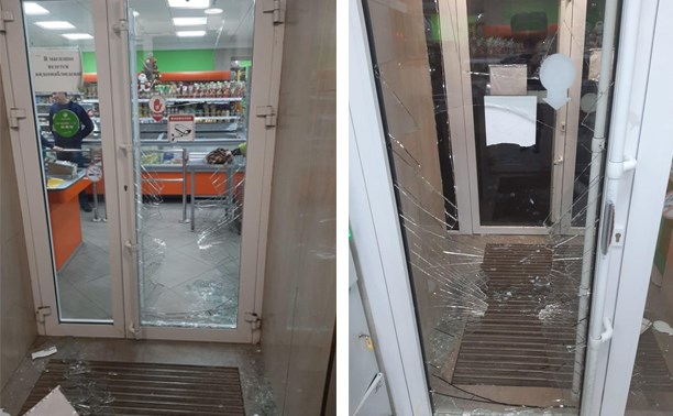 Разбили стекло на двери. Входной двери разбилось стекло. Разбитая входная стеклянная дверь. Разбилась стеклянная дверь. Разбил стекло в магазине.
