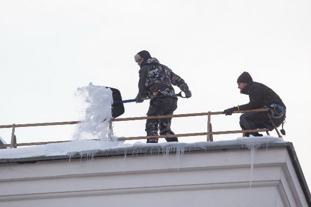 Кто должен убирать сосульки и снег на крышах тульских домов?