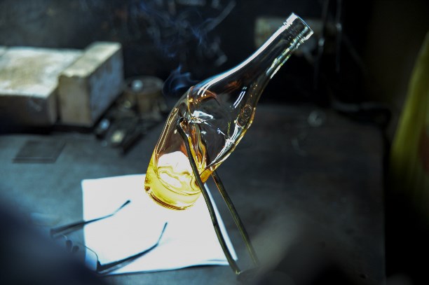 Как делают стеклянные бутылки стекло