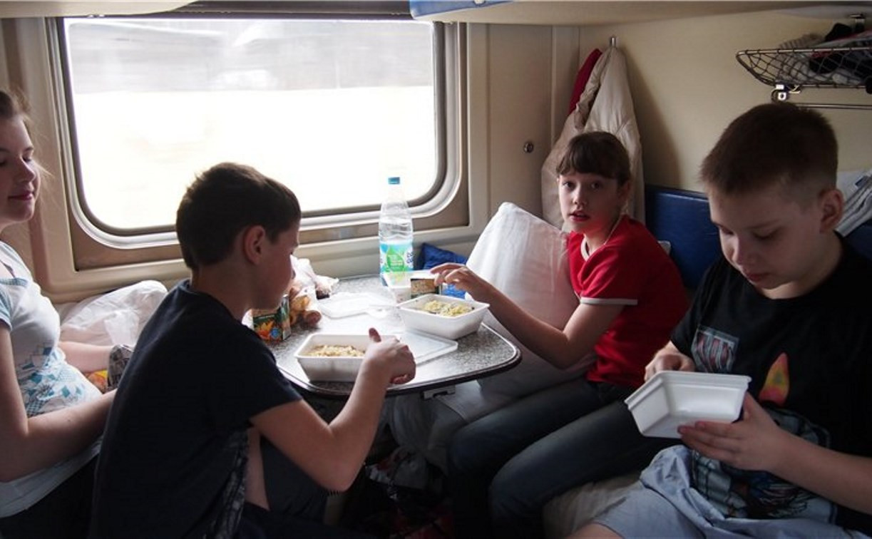 Поезд папа мама. Школьники в поезде. Поездка на поезде с детьми. Путешествие на поезде семьей. Многодетная семья в поезде.