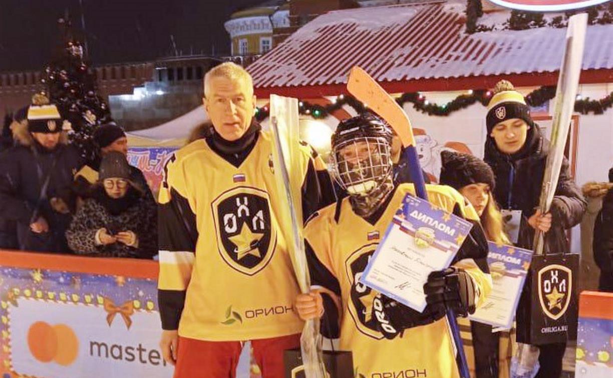 Детдомовец из Чернского района сыграл в хоккей на Красной площади