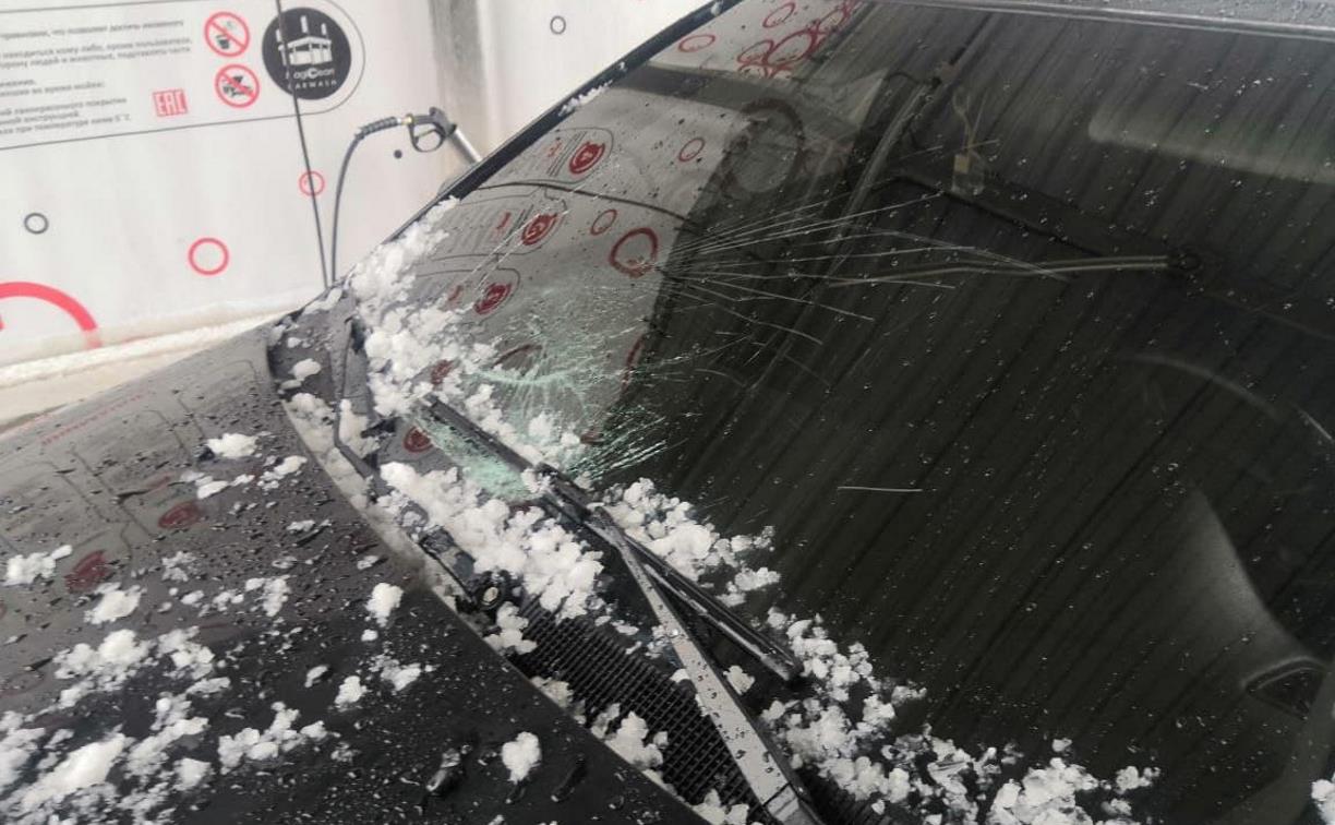 Оторвавшийся от телевышки в Скуратово кусок льда повредил несколько автомобилей
