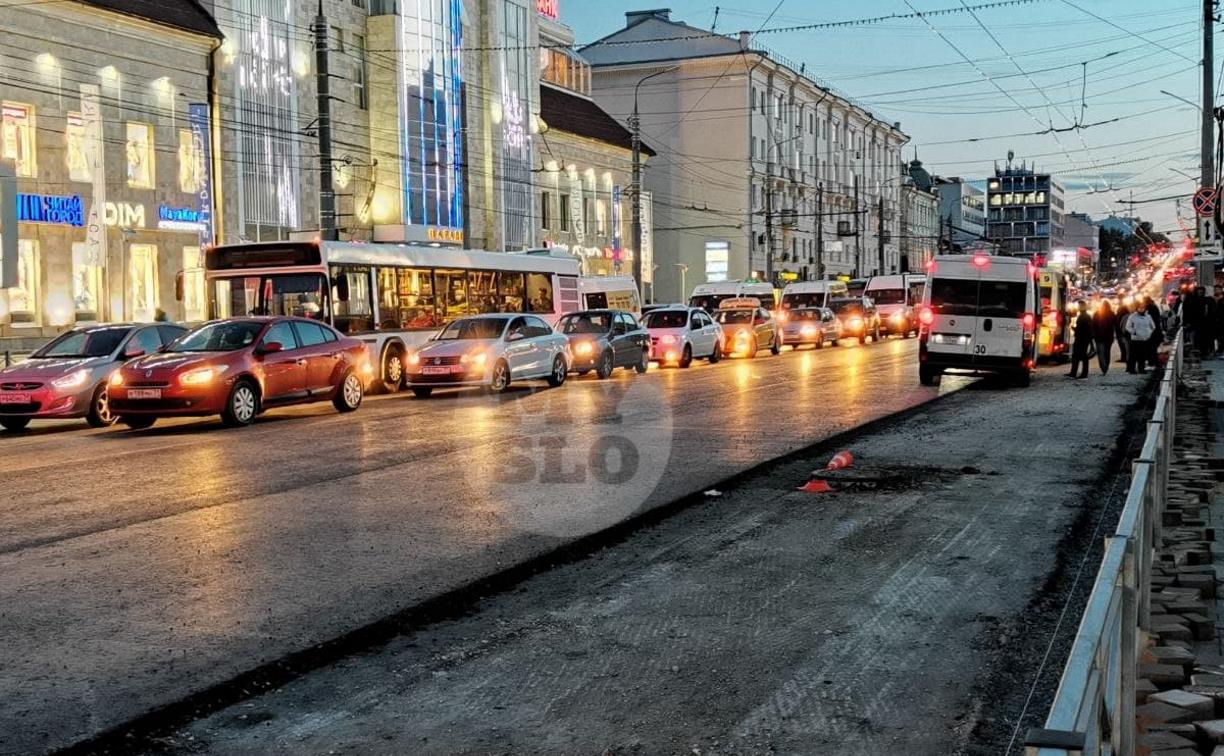 Проспект Ленина замер в гигантской пробке из-за ремонта дороги