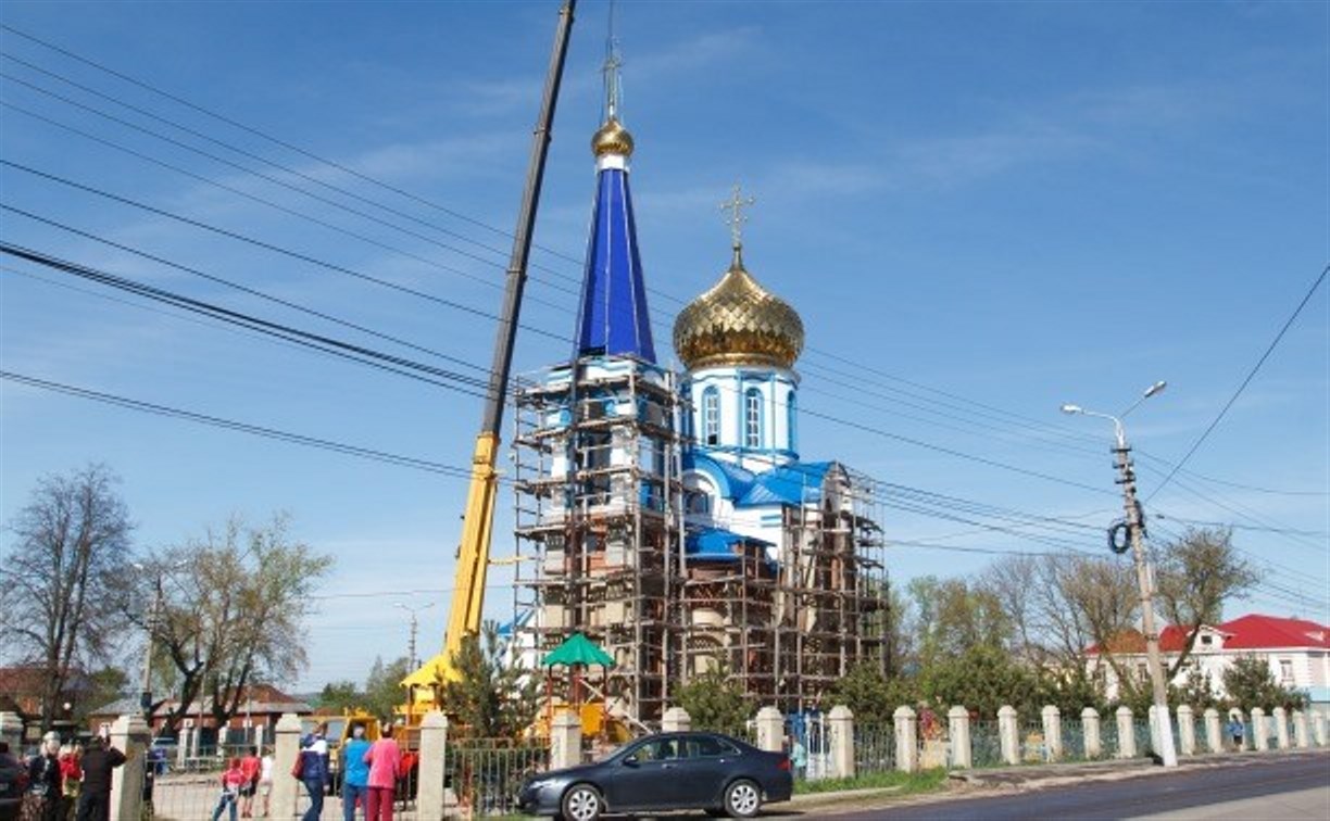 Дмитрий Маликов побывал на установке купола храма в Туле