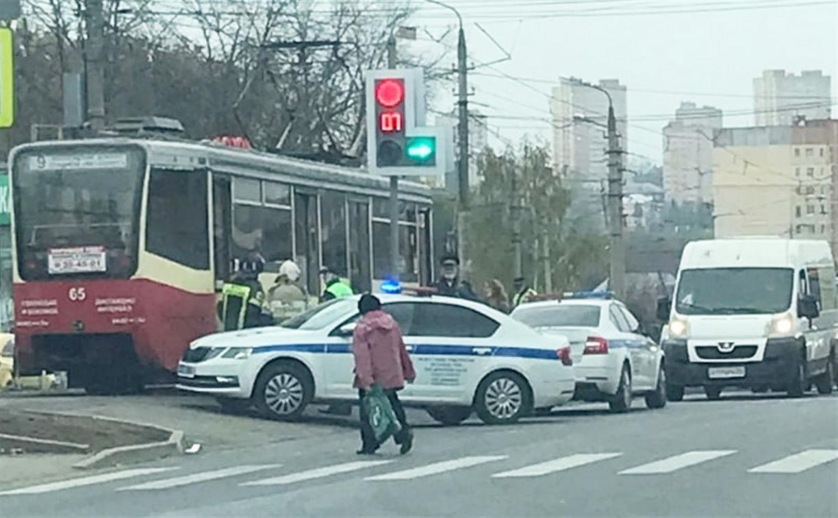На улице Металлургов в Туле трамвай сбил женщину с маленьким ребенком