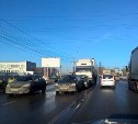 В Туле на ул. Рязанской грузовик и «Ниссан» зажали «Калину»