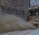 На Зеленстрое безумный снегоуборочный трамвай окатил людей снегом: видео