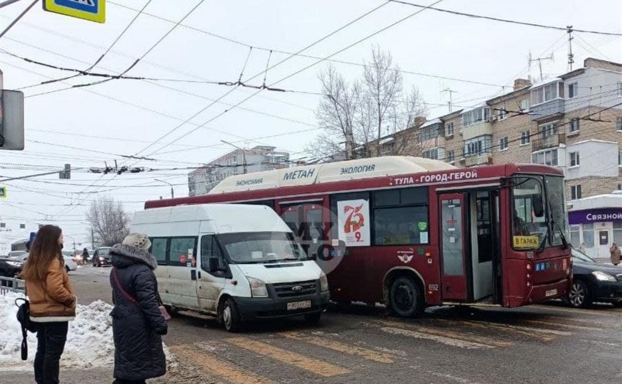 ДТП с маршруткой и автобусом спровоцировало пробку в Заречье