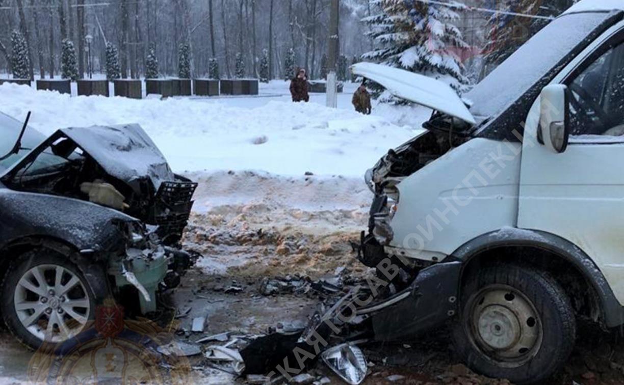 В Новомосковске столкнулись Mazda 3 и маршрутка: водитель иномарки был пьян