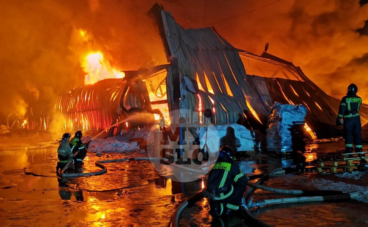 Крупный пожар в ангаре на комбайновом заводе в Туле: фоторепортаж