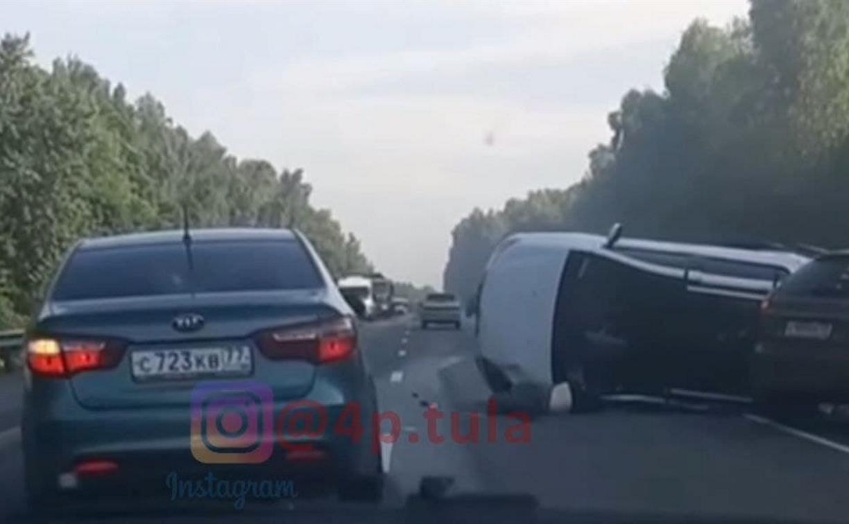 На трассе «Крым» под Тулой столкнулись три машины: один человек погиб, двое пострадали
