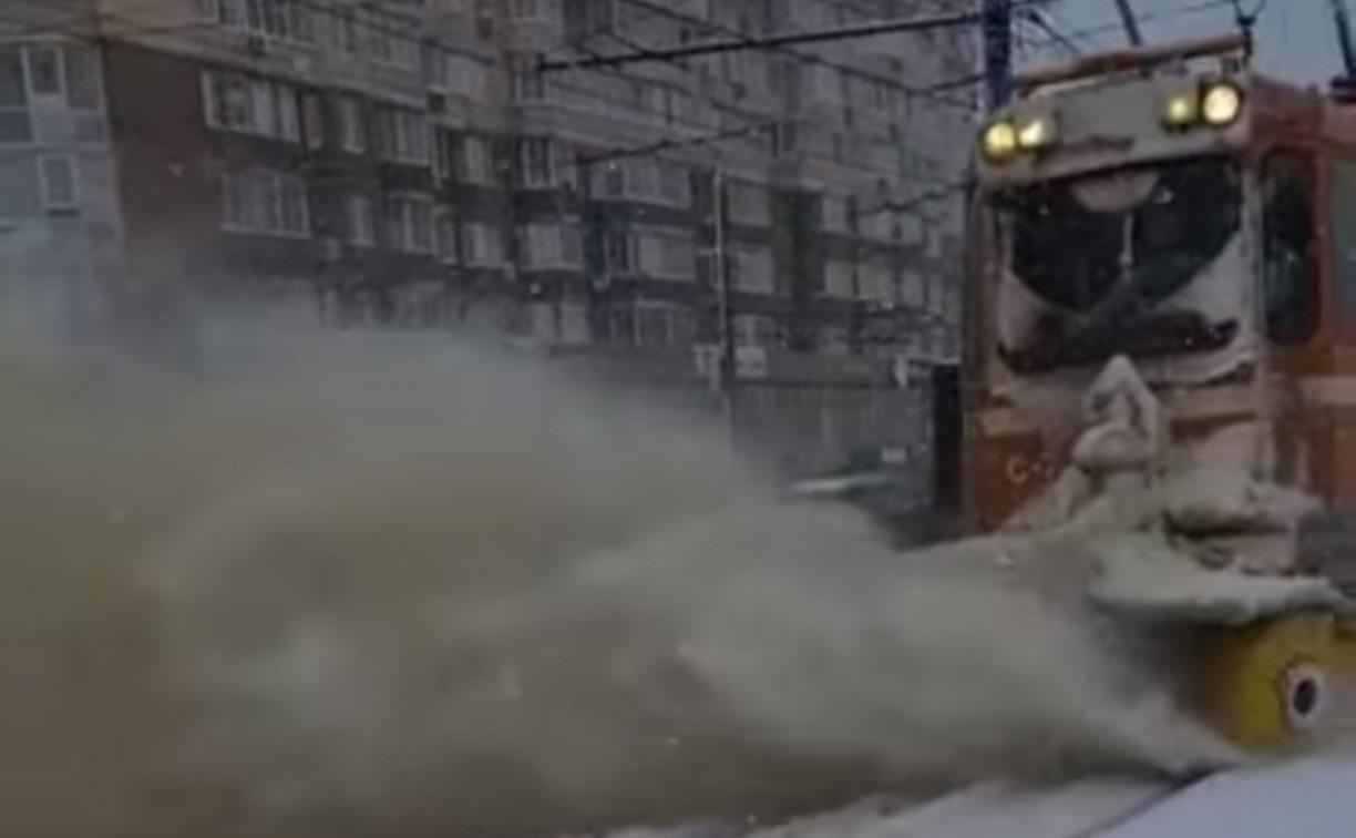 Снегоуборочный трамвай окатил людей снегом: «Тулгорэлектротранс» извинился перед пешеходами