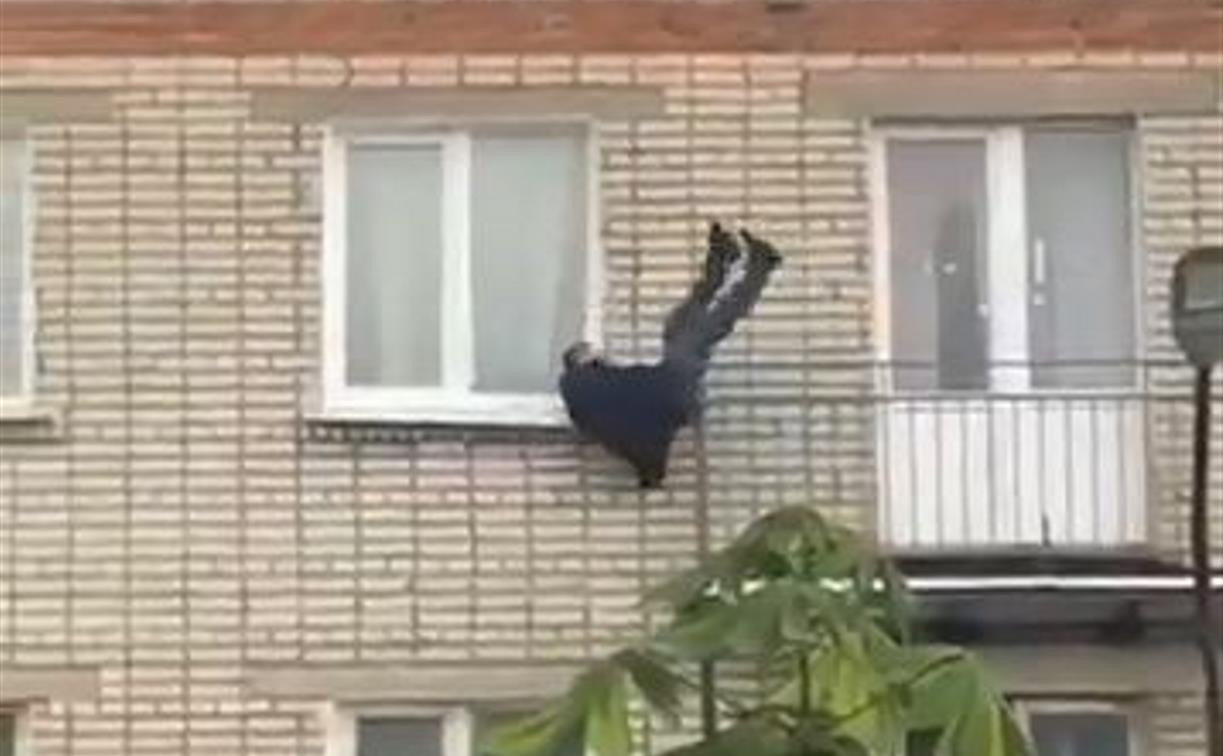 Мужчина выпал с балкона. Человек паук на балконе.