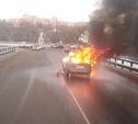 В Туле на Одоевском путепроводе загорелся автомобиль: видео