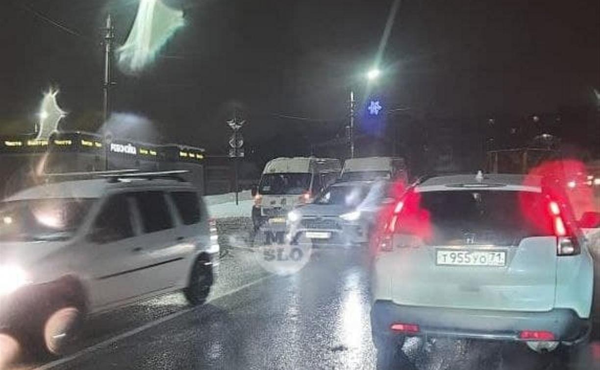 На ул. Металлургов в Туле из-за ДТП с маршрутками образовалась внушительная пробка