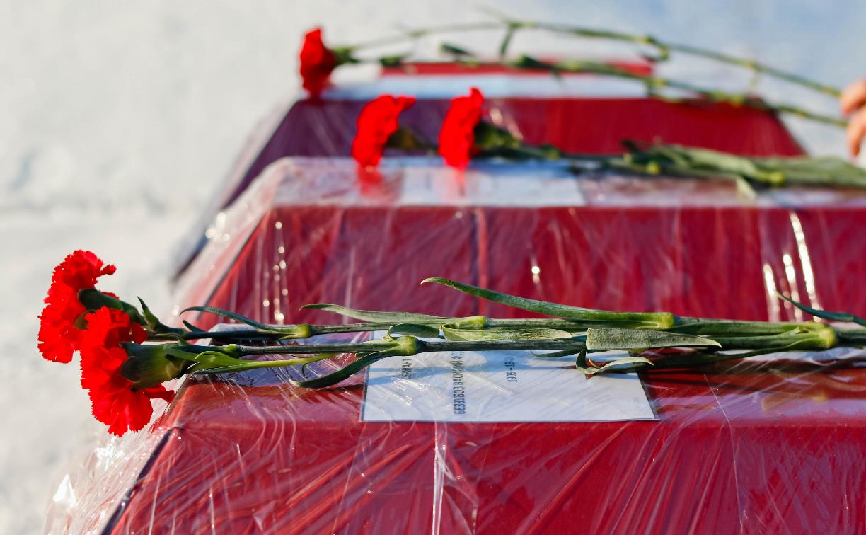 Тульские поисковики передали родственникам останки погибших на Украине красноармейцев
