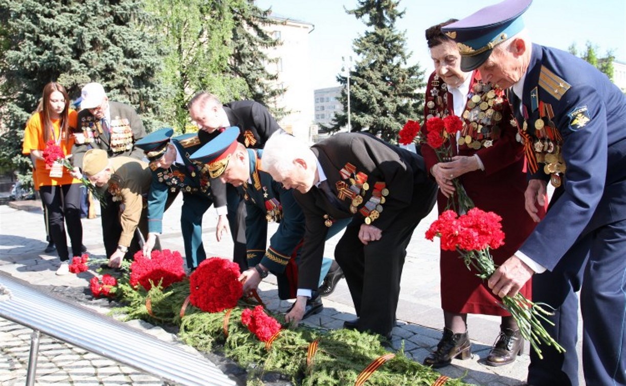 День Победы в Туле стартовал с возложения цветов к Вечному огню на площади Победы