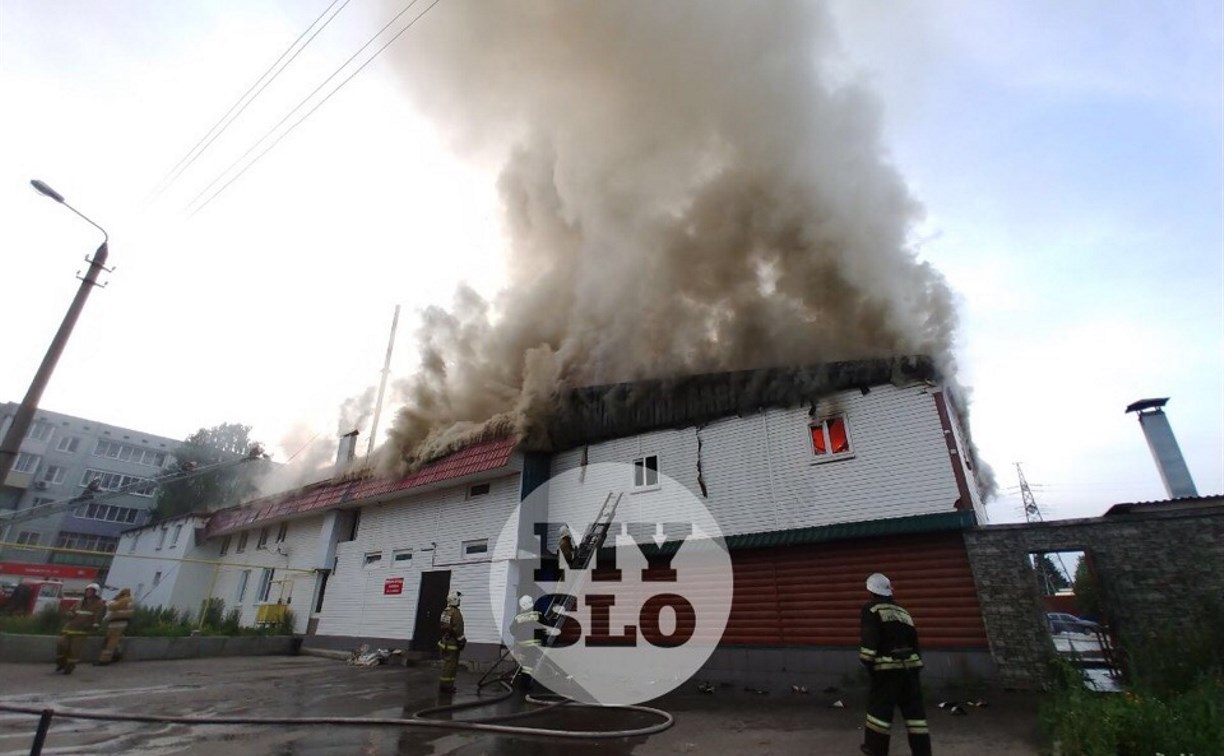В Щекино загорелся торговый центр: фоторепортаж