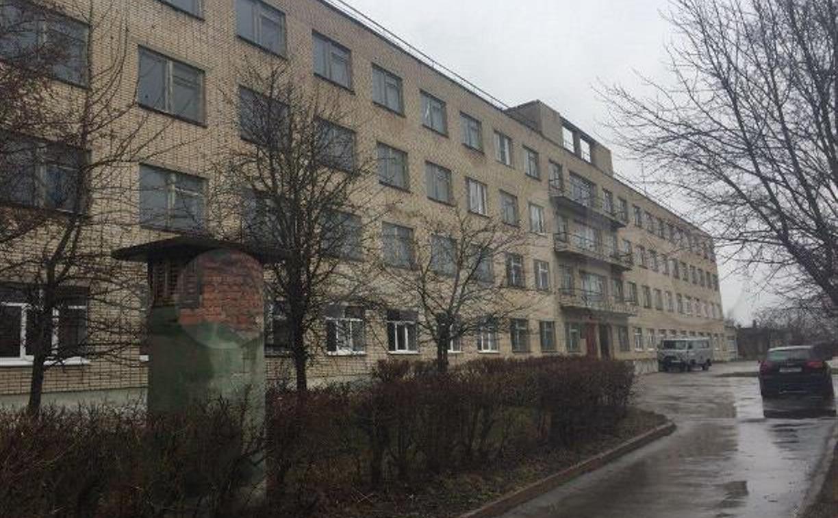 Медкомплекс за 550 млн рублей: почему в Узловой продают здание бывшей поликлиники?