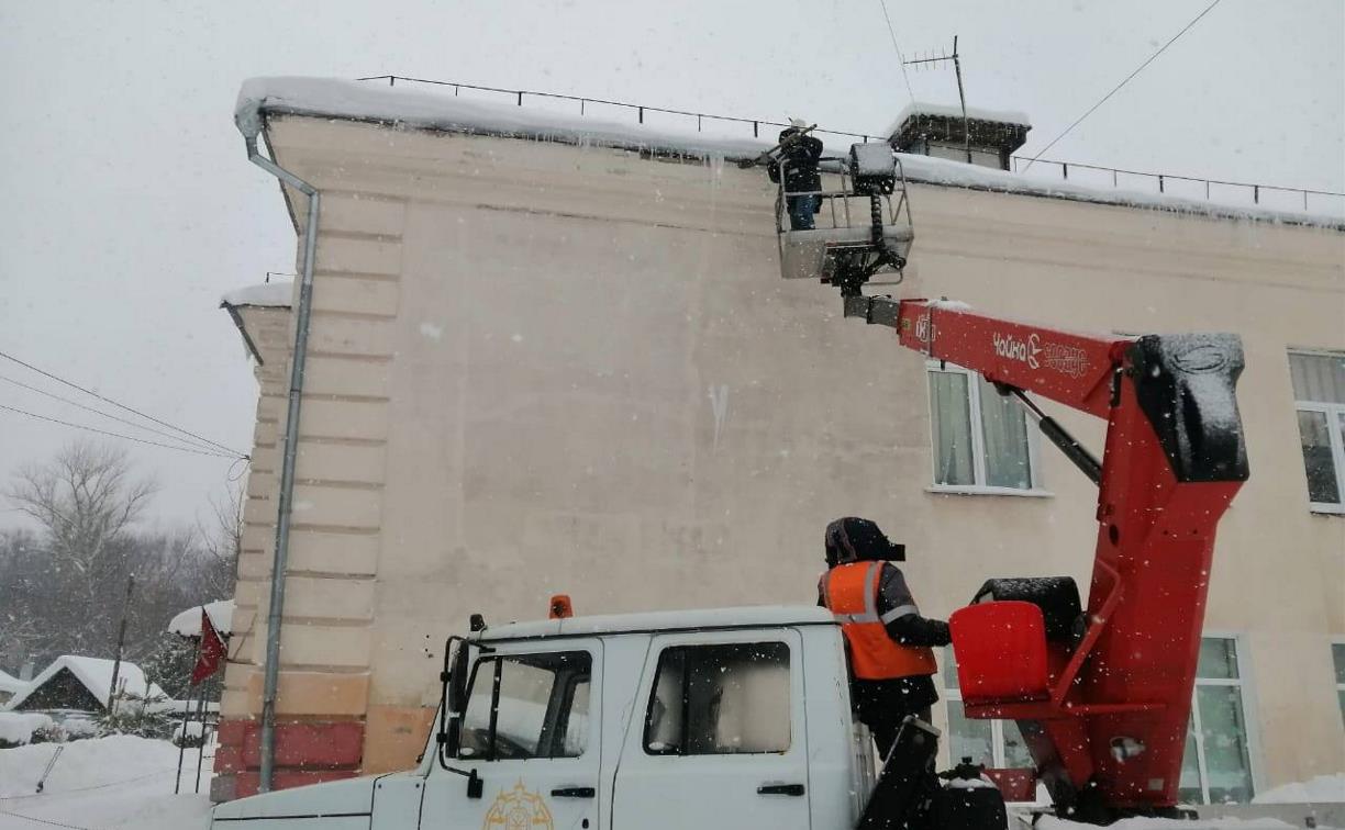 УК не справляются: администрация Тулы взялась за очистку крыш от сосулек и снега