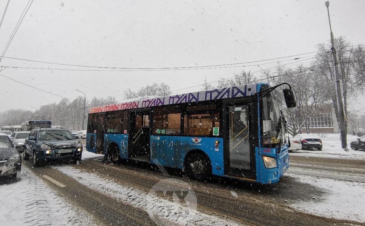 В Туле на проспекте Ленина пробка из-за ДТП с автобусом и легковушкой