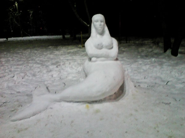 Снеговик "Русалочка" - неизвестный скульптор (фото 2018 года)
