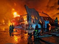 Крупный пожар в ангаре на Комбайновом заводе в Туле: фоторепортаж, Фото: 10
